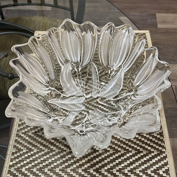 Beautiful Mikasa 12” Tulips Satin Finished Hostess Bowl - Picture 2 of 4